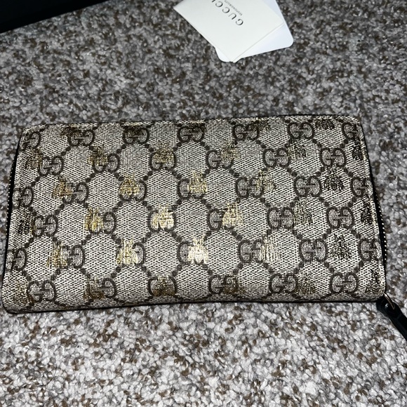 Last Call ‼️Gucci GG supreme Bee wallet 🐝 - Picture 7 of 7